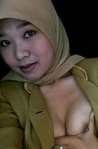 Indonesian Muslim girl play with her tits and pussy