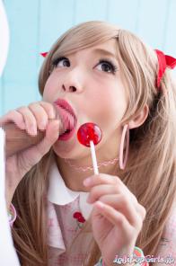 Rika Mari gives a lollipop blowjob